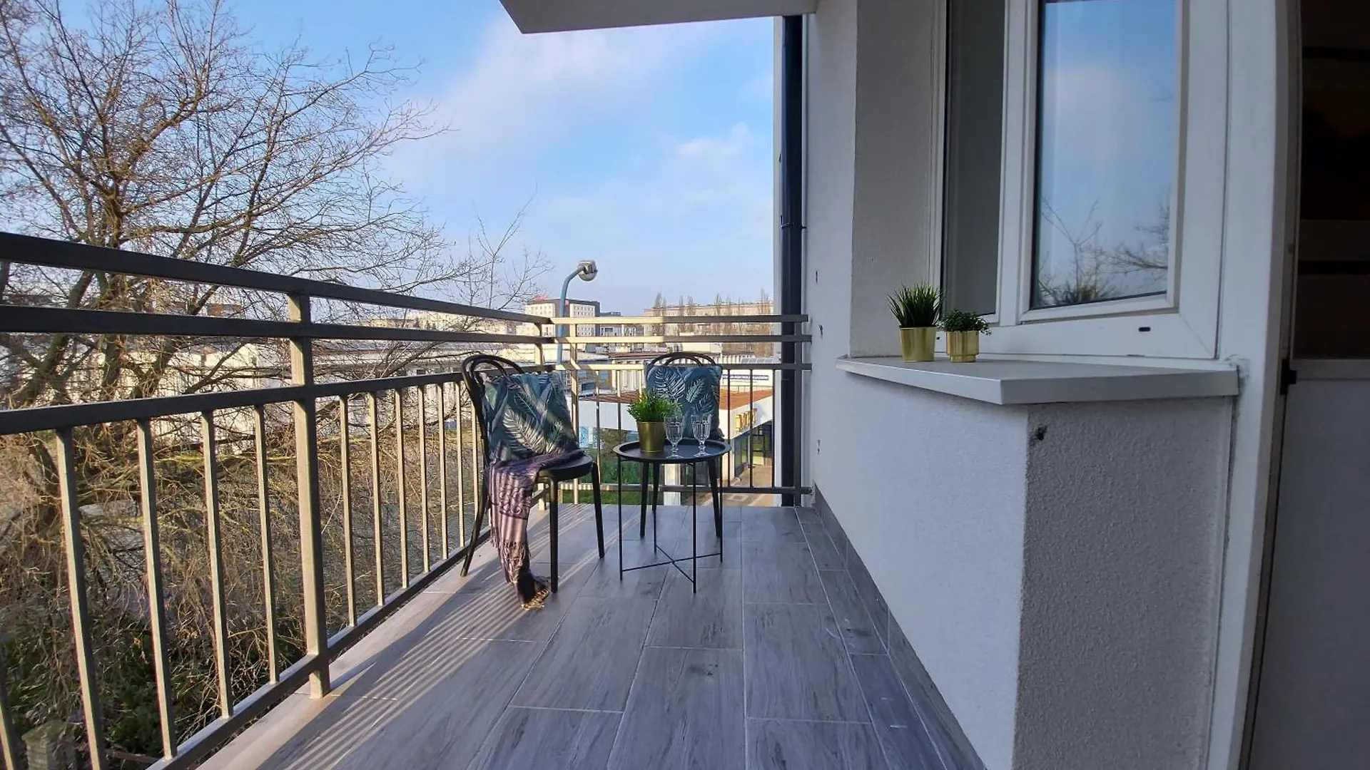 V Airport & West Railway Station Apartments Varsovia Polonia